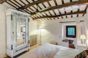 Posteľ alebo postele v izbe v ubytovaní Masia 1612 Muy cerca de las playas Costa Brava
