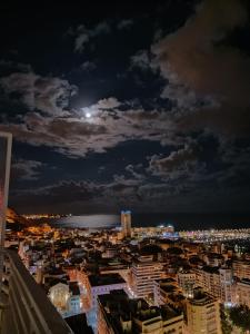 Nespecifikovaný výhled na destinaci Alicante nebo výhled na město při pohledu z apartmánu