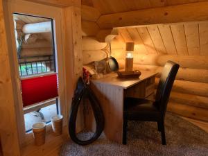 een kamer met een bureau en een stoel in een hut bij Hahnenkleer Hütte Harzliebe in Goslar