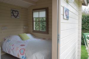 a bed in a room with a window at Oud Drimmelen in Drimmelen