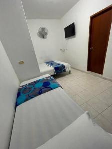 Tempat tidur dalam kamar di Hotel Palma Azul Beach