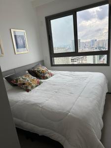 Postelja oz. postelje v sobi nastanitve Apto Novo em Perdizes, ao lado do Allianz Park, cama king size e vaga de garagem