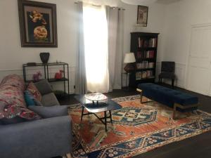 a living room with a couch and a table at BULLES DE LOIRE in Saumur