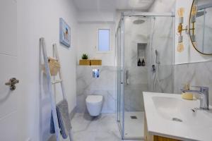 een badkamer met een douche, een wastafel en een toilet bij Valencia-live in Valencia