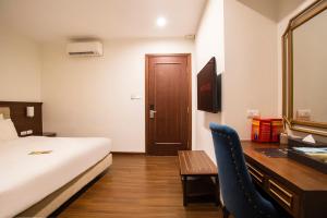 Cette chambre comprend un lit et un bureau. dans l'établissement Western Hanoi Boutique Hotel, à Hanoï