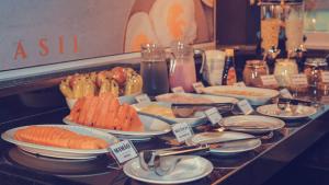 um buffet com pratos de comida numa mesa em HOTEL BRASIL em Boa Esperança