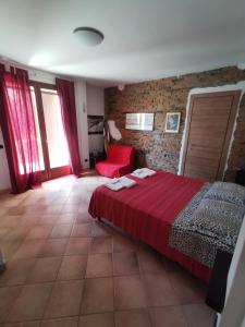 - une chambre avec un lit rouge et une chaise rouge dans l'établissement FONDO MARSIGLIA 110, à Lido di Spina