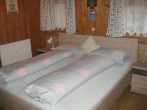 Postel nebo postele na pokoji v ubytování Oberhöher Apt Talblick