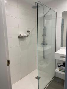 prysznic ze szklanymi drzwiami obok umywalki w obiekcie Hotel Valle Aridane w mieście Los Llanos de Aridane