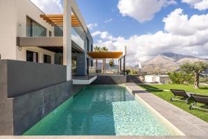 uma casa com piscina ao lado de uma casa em Villa vista mare Piscina e SPA em Castellammare del Golfo