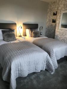 Een bed of bedden in een kamer bij The Glastonbury Townhouse B&B