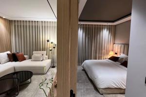 Habitación de hotel con 2 camas y mesa en Beverly Ocean Suite - By AppartAli en Casablanca