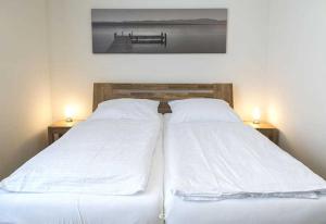 two beds sitting next to each other in a bedroom at DUENENZEIT App Nr 5 max 4 Pers in Dierhagen