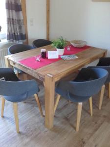 drewniany stół z dwoma niebieskimi krzesłami i stołem z w obiekcie K01 Fischerkaten Haus HELENA max 5 w mieście Dorf Körkwitz
