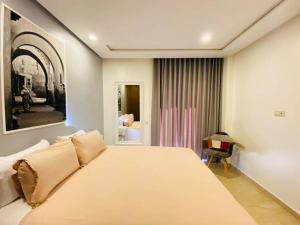 Un dormitorio con una cama grande en una habitación. en Cosy Triangle D Or Bourgogne - By AppartAli, en Casablanca