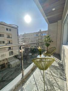 Un balcón con una mesa y sillas en un balcón. en Cosy Triangle D Or Bourgogne - By AppartAli, en Casablanca