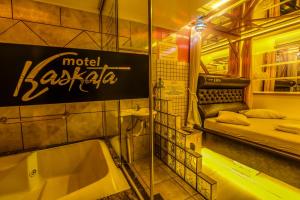 una piccola stanza con un letto e una vasca da bagno di Motel Kaskata a Santa Cruz do Sul Altre 26 foto