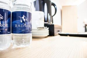 una bottiglia d'acqua seduta sopra un tavolo di The Rostrevor Inn a Rostrevor