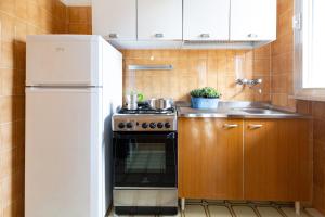 uma pequena cozinha com um fogão e um frigorífico em Residence Rainbow em Bellaria-Igea Marina