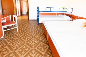 um quarto com duas camas e uma cadeira em Residence Rainbow em Bellaria-Igea Marina