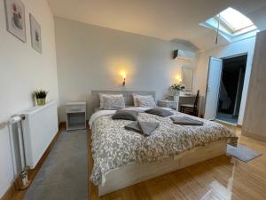 Uma cama ou camas num quarto em TEPIĆ Garni Hotel