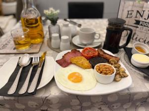 um prato de comida de pequeno-almoço numa mesa em Cherwood Guest House em Paignton