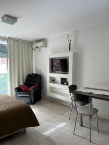 a living room with a table and a chair at Temporarios Sanatorios CENTRO in Rosario