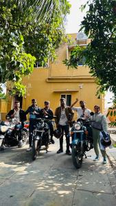 Eine Gruppe von Männern auf Motorrädern auf einer Straße in der Unterkunft Sanjay Homestay New Hampi in Hampi