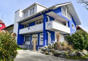 un edificio blu e bianco con balcone di Domicilio Azzurro a Lindau