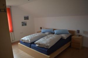 1 cama con 2 almohadas en una habitación en Ferienwohnung Rißblick 