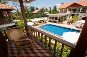 een uitzicht vanaf het balkon van een villa met een zwembad bij Bambu Hotel in Battambang