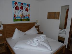 ein Bett mit einem Schwan aus Handtüchern in der Unterkunft Apartmán Fürth in Kaprun