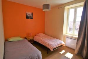 - une chambre avec 2 lits et une fenêtre dans l'établissement Le coudert, à Limoges
