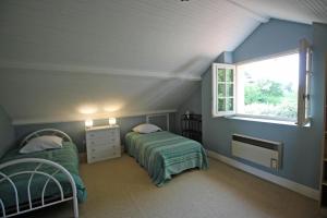 1 Schlafzimmer mit 2 Betten und einem Fenster in der Unterkunft Le val des deux rieux in Saint-Just-le-Martel