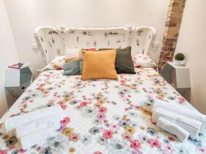 un letto con fiori sopra in una camera da letto di Delizioso trilocale in centro a due passi dal mare a Grottammare