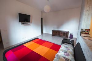Habitación con cama con manta colorida en A casa di Luciana, en Viterbo