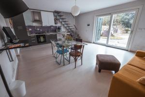 cocina y sala de estar con mesa y sillas en A casa di Luciana, en Viterbo