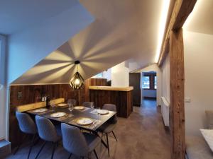 comedor con mesa y sillas en Panorama Lodge Edelweiss en Gosau