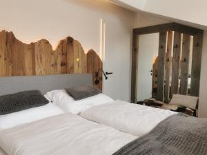 dos camas sentadas una al lado de la otra en una habitación en Panorama Lodge Edelweiss en Gosau