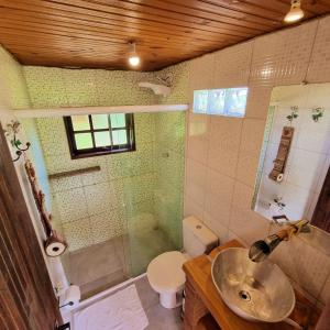 W łazience znajduje się umywalka, toaleta i prysznic. w obiekcie Frescor da Mantiqueira w mieście São Bento do Sapucaí