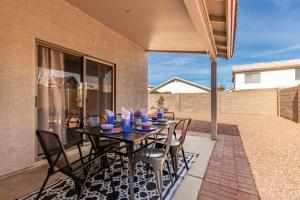 una mesa y sillas en el patio de una casa en Emile Zola Peoria home, en Peoria