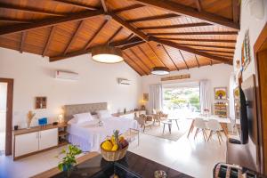a kitchen and a living room with a bed in a room at APART LAGOA BUZIOS- centro in Búzios