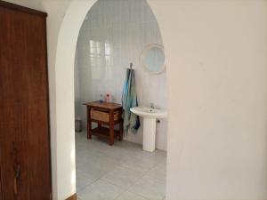 uma casa de banho com um lavatório, um WC e um espelho. em Sea and sun na Cidade de Nacala