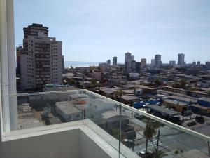 uma vista da cidade a partir da varanda de um edifício em Departamento sector Cavancha em Iquique