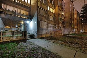 ein Gebäude mit einer Treppe in der Nacht davor in der Unterkunft Paradise HARMONY LUX Apt-New Belgrade in Belgrad