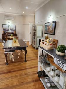 un soggiorno con tavolo e sala da pranzo di Garden Corner Guesthouse a Beaufort West