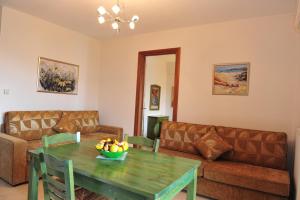 A seating area at Pansion Evi