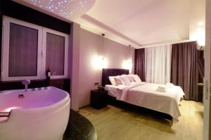 ein Bad mit einem Bett und einer Badewanne in der Unterkunft Paradise HARMONY LUX Apt-New Belgrade in Belgrad
