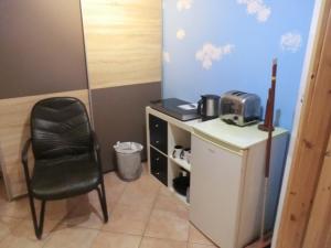 a room with a chair and a desk with a microwave at Urlaub am Inn in Wasserburg am Inn