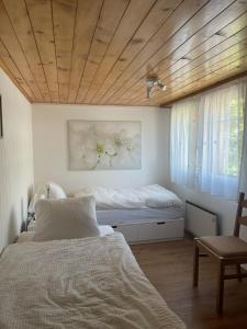 グレヘンにあるMoritzhausの木製の天井が特徴のベッドルーム1室(ベッド1台付)